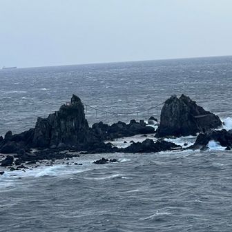 三ツ石。強風で荒れてる。