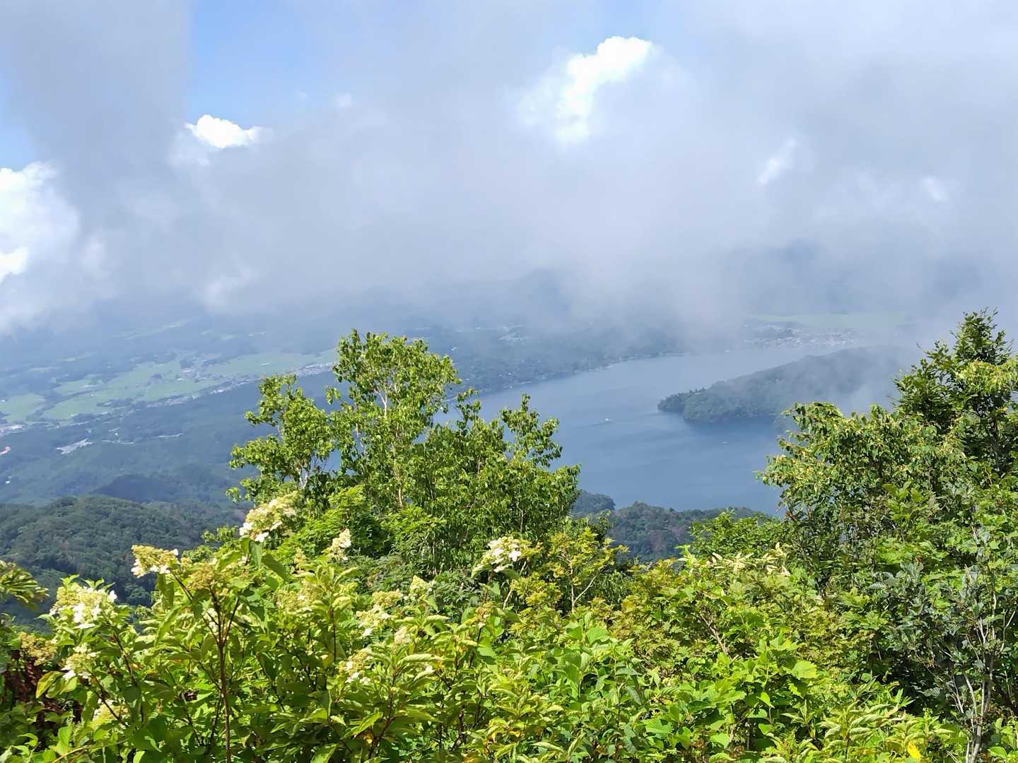 ガスってますが大明神山からは野尻湖が見えました