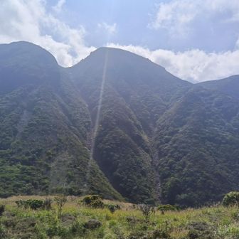 指山の眺望は360度
三俣山をダイナミックに見渡せる