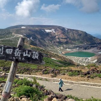 観光地の刈田岳に到着。南蔵王縦走路入口～刈田岳間は草ボーボーで薮っぽい。リフトを使えという事だろう。観光客が薮から飛び出してきた私を見て驚いてた笑。