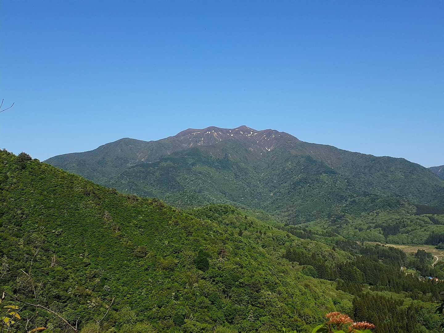 こっちからみる粟ヶ岳は雪が少ないがやっぱり格好いい