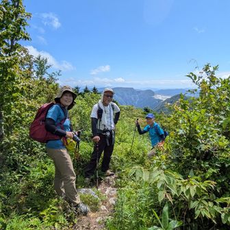 鳥形山をバックに