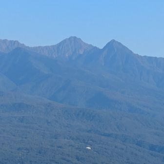 手前の円錐型は阿弥陀岳ですかね。奥に赤岳が