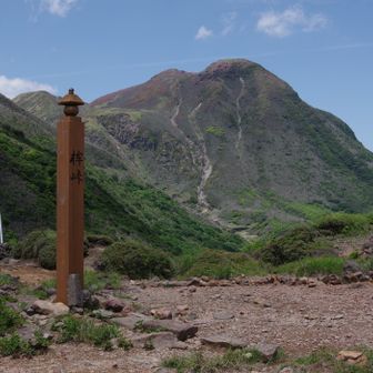 鉾立峠、奥は三俣山（のはず）