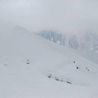 誰もいないトマの耳をオキの耳から遠望。元画質だと標柱は写っています。