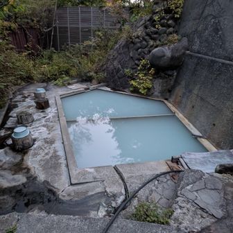 露天風呂…
下は白濁の熱湯…
19:00~21:00は上下共に女性専用…♨️