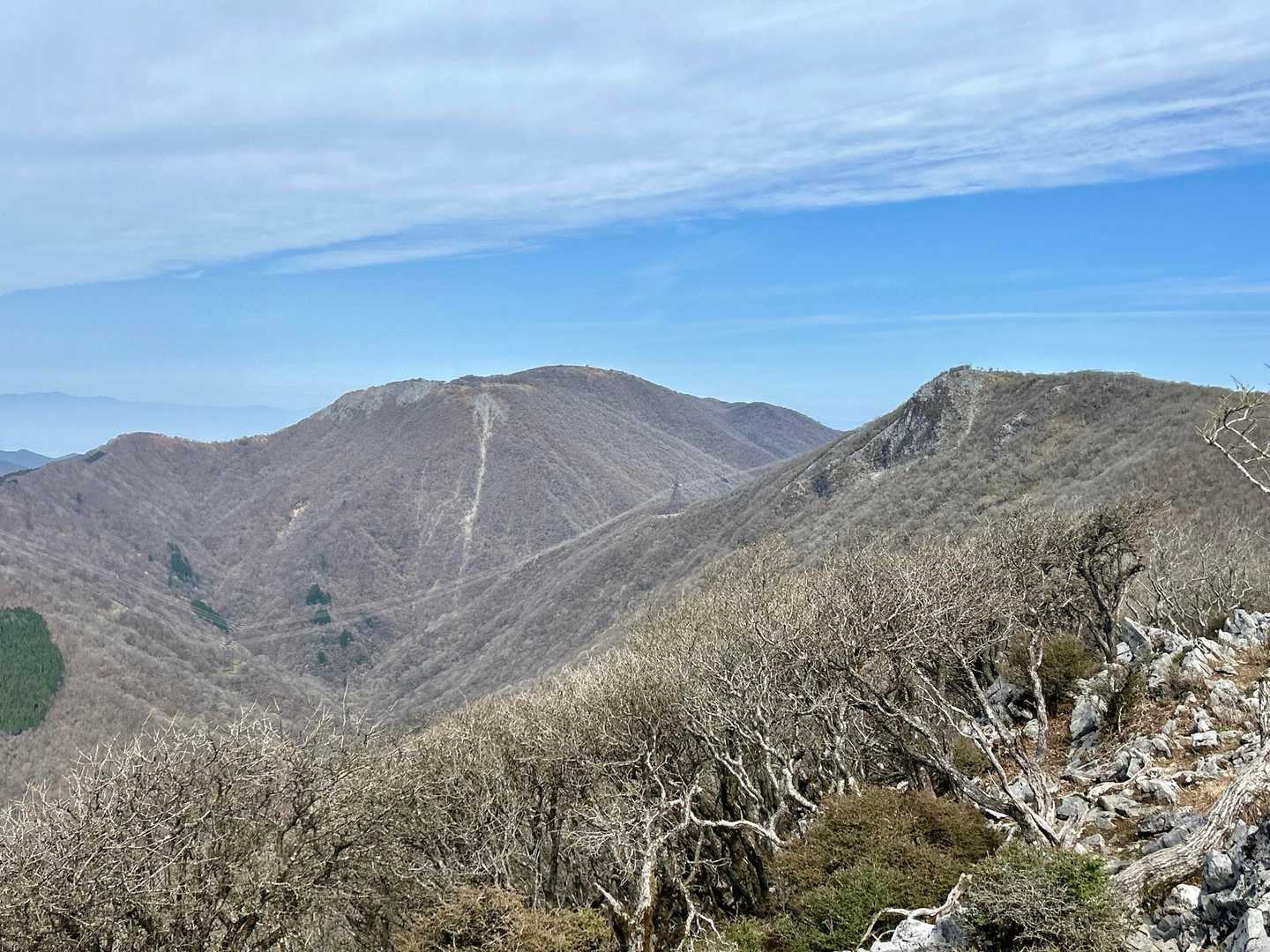 北側。右手に天狗岩、御池岳？