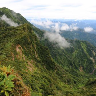 北岳周辺にて。登山道自体はたいして危険ではないのですが、かなり岸壁すれすれを歩いてきたことが分かります。