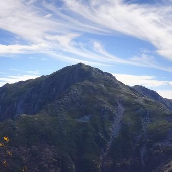 木曽駒ケ岳山頂はここからでもすごい人なのが分かる😆