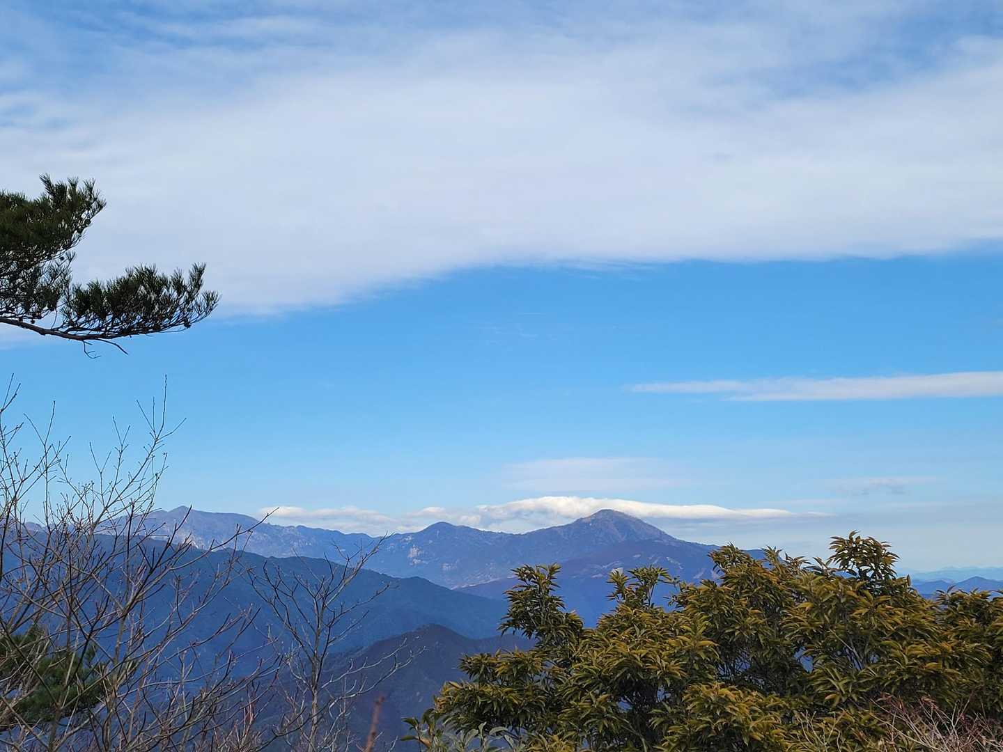 暫くのんびりし北尾根ルートを辿る
