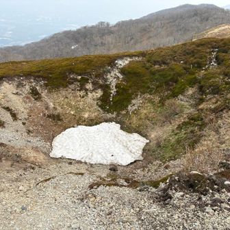ドリーネにはまだ雪がたくさんあります