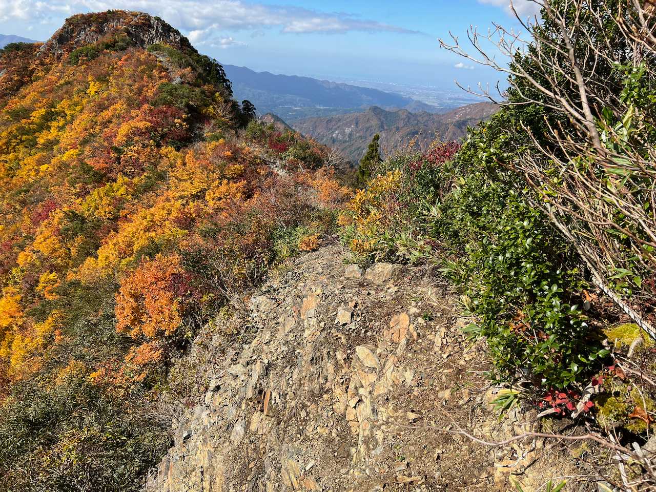 そうそう、この崩落場所。烏帽子岩に最も近いところにある。一番要注意かなと。右手の木の中にロープはあるので、それをしっかり掴みながら行けば、大丈夫👍。全体重はかけない方が良いですね。