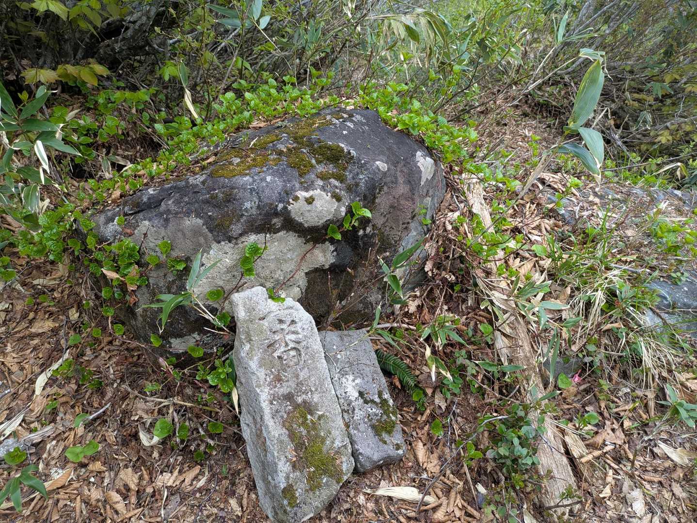 剣岳、登頂！
の、ちょっと手前にある石碑。
山頂には何も無さそうだったので、代わりにココをパチリ。
初登頂の証に。