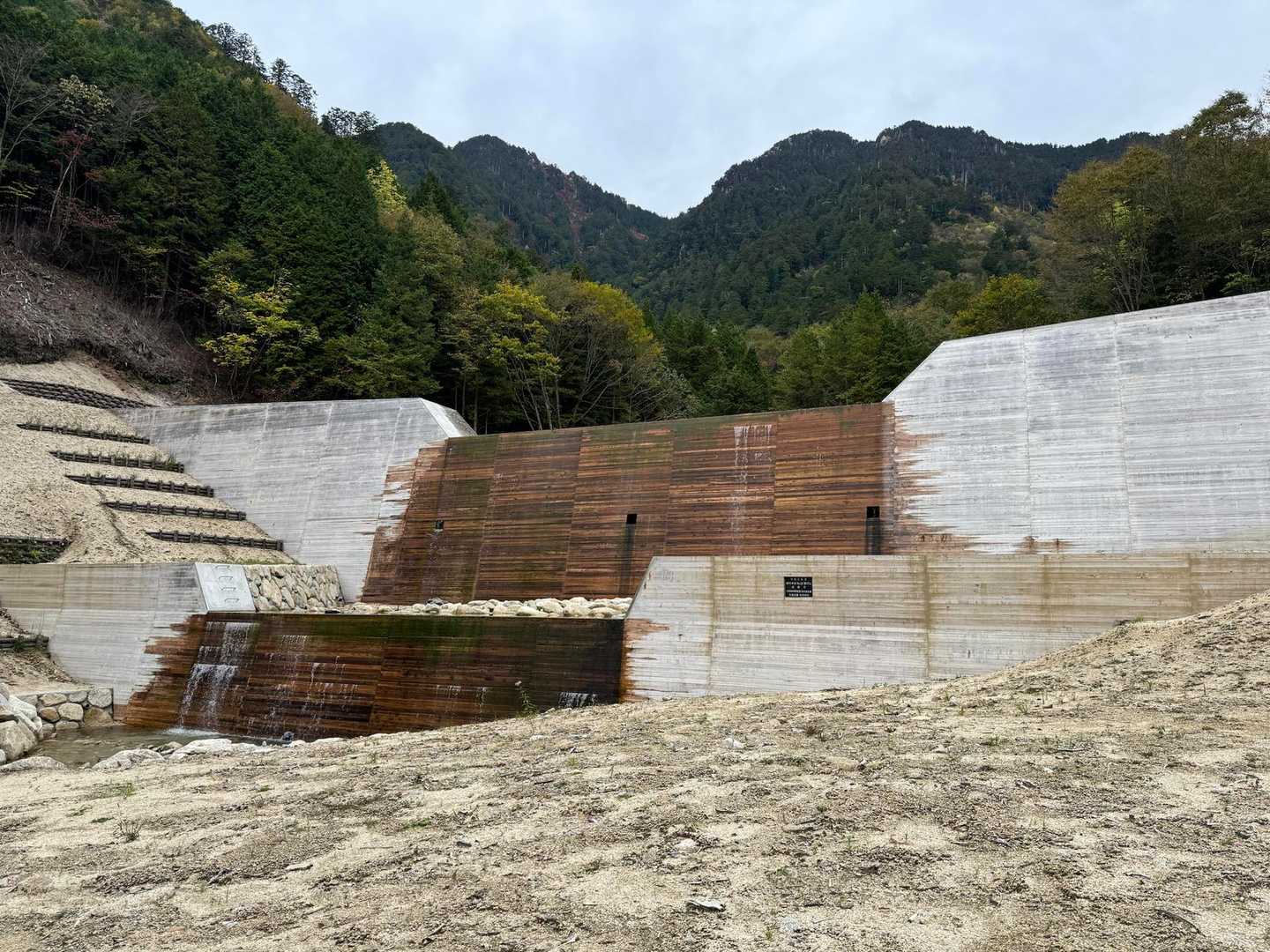 本日、登った山❣️
南木曽岳⛰️    摩利支天⛰️
ありがとう😊

木の砂防ダムだよ😲
上から見たらコンクリートに木板が張ってある👀