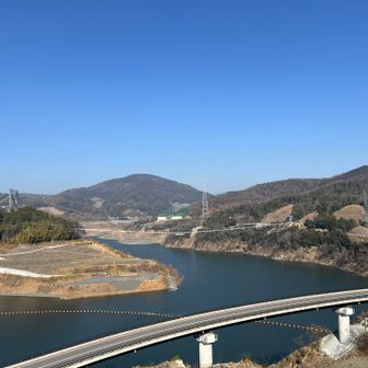 奥は11月に歩いた日本一の長さの吊橋👀と
手前の道はプラレールみたいに見えるね👀