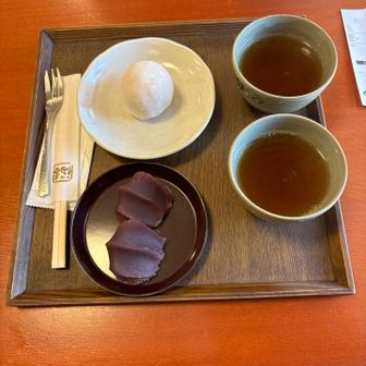 早速おやつ　赤福とパイナップル大福