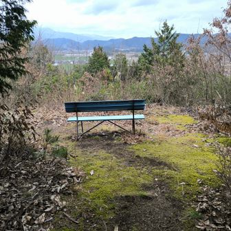 山頂にはベンチもありました