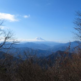 雲が掛かった富士もなかなかのもの
手前右に百蔵山