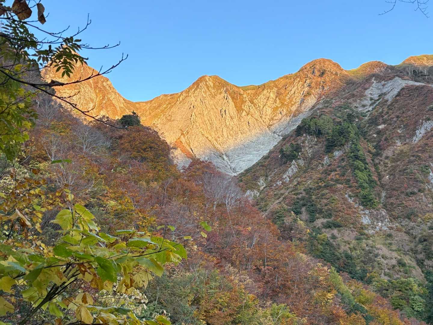 少し歩くとモルゲンがさらに広がる😍
ナイスな光景✨