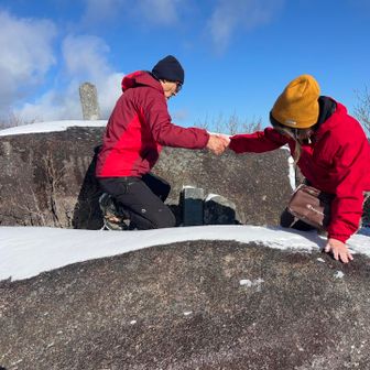 で、ここが西峰の山頂だと思い大岩に登って自撮りしようと10秒の間に移動したんですが、間に合わずこんな感じで撮られてました(汗)