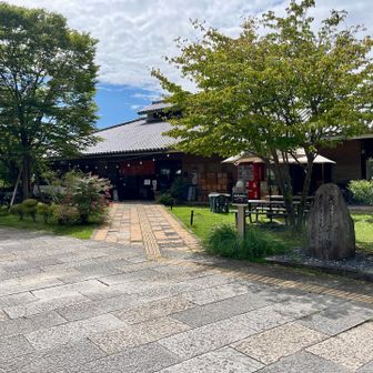 長岳寺のすぐ前、天理市トレイルセンター。

ただただ無機質な公共施設やったのに、めちゃくちゃおしゃれに変身してて、びっくり。

垢抜けたカフェが開設されてる。