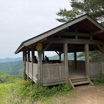 西尾根休憩小屋
ここでお昼🕛することにしました♪^ ^
ここには椅子とテーブルがあるのがいいですね‼️😄

ところが今日は、東から冷たい風が強く吹いて🌪️来て凄く寒かったです‼️🥶
