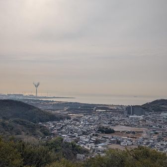 右のポツンとした島が上島その右奥が四国？
