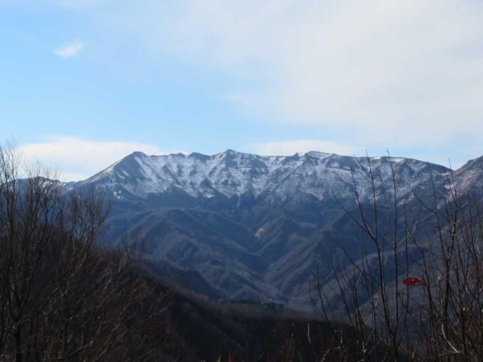 白く薄化粧をした守門岳
