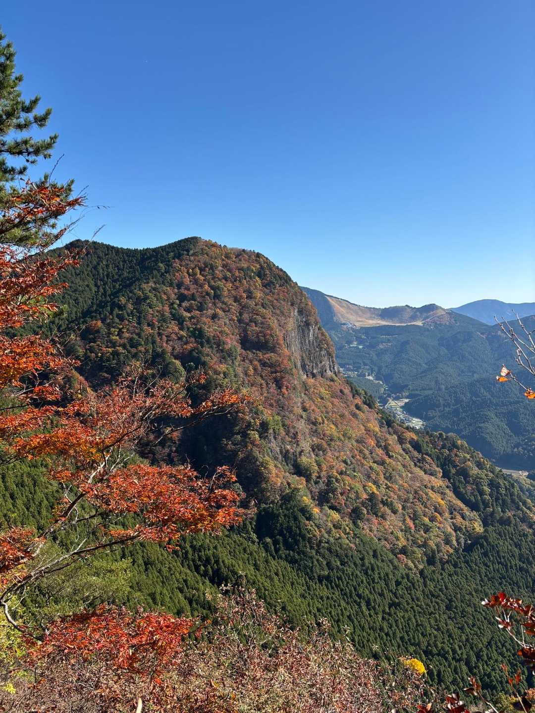 紅葉の鎧岳と曽爾高原