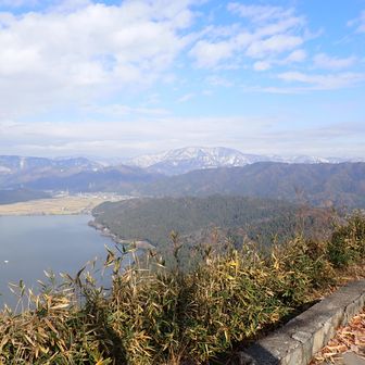 余呉湖の向こうに雪をかぶった横山岳