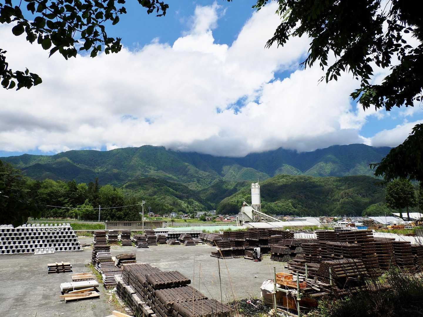 三ッ峠が見えるけど山頂は雲の中