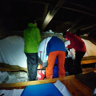 いつの間にかテント村が出来てました。この日は９名が小屋に泊まられ、外ではテントが２つ張られてました。

テントの有無でだいぶ暖かさが違うので、ツェルトはあるけど、小屋の中でツェルトは難しかった💦