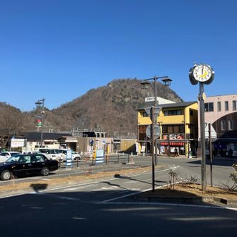大月駅前
なんか大きい岩山有ります
良さそうです