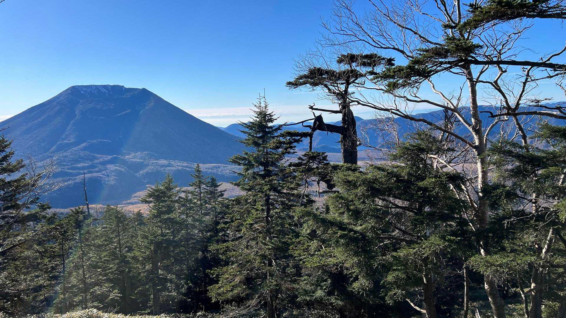 山王帽子山から男体山を臨む