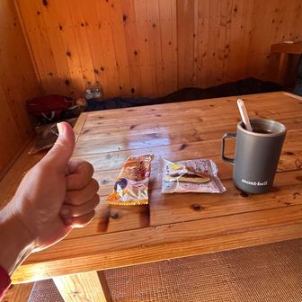 愛大避難小屋🛖で、しばし休憩☕️
💤