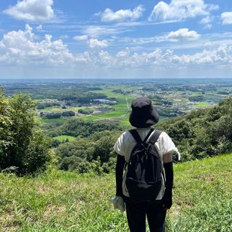 山頂は眺めが良くありませんでしたが途中でこんな景色があります。
気持ち良いです