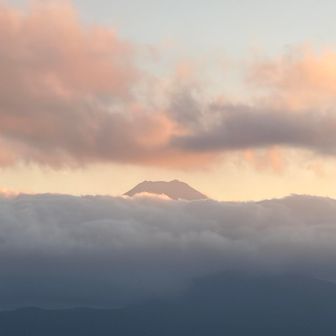 山頂から雲海から頭だけ出してくれました。