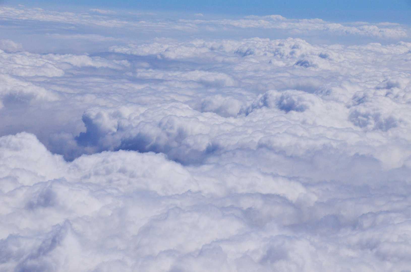 乗って歩けそうな雲海がどこまでも続く