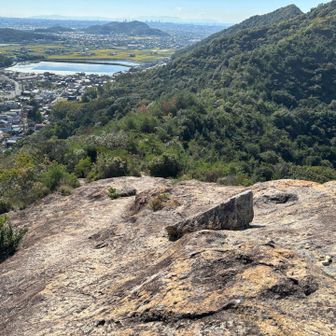 こんな岩登り　　笠池が小さくなってきました