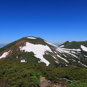 八甲田大岳と井戸岳、赤倉岳への頂稜