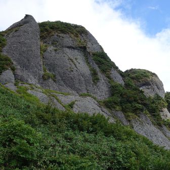 八ツ峰を見上げる
