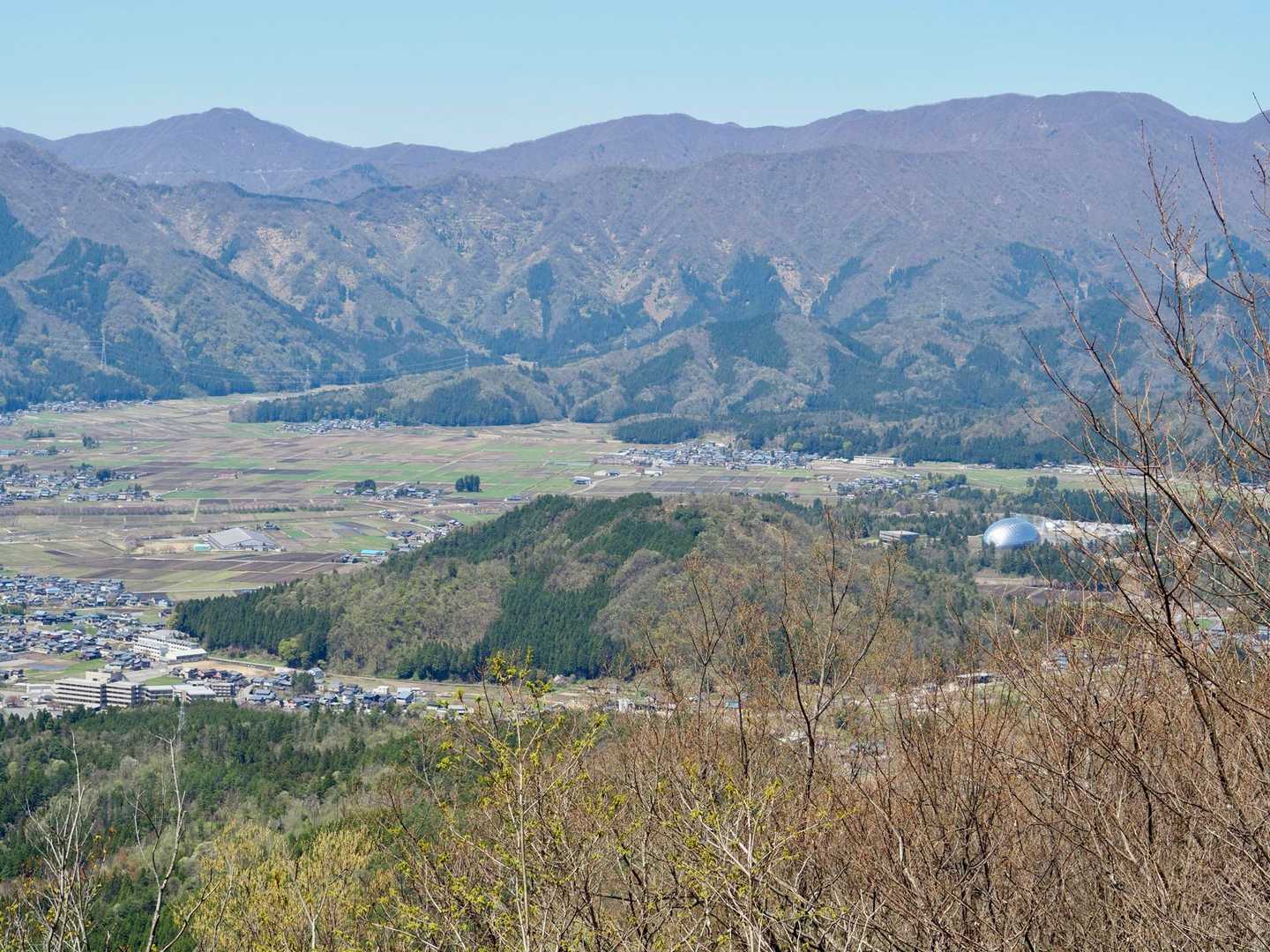 真ん中に村岡山
その右手の銀色のドームは恐竜博物館