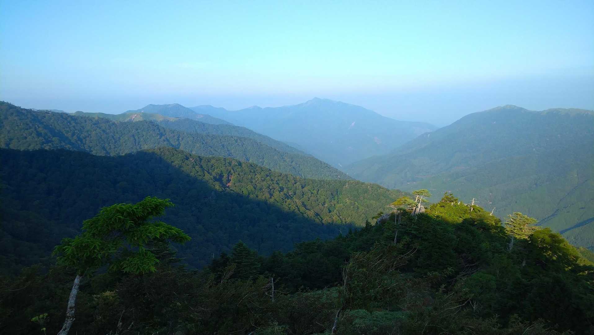 中央に三嶺。
緑が鮮やかな山並み。