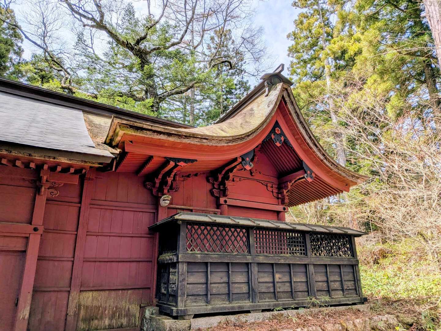三間社造り
こけら葺き
弁柄塗り の
白山奥社本殿
一度、じっくり見ていただきたい！