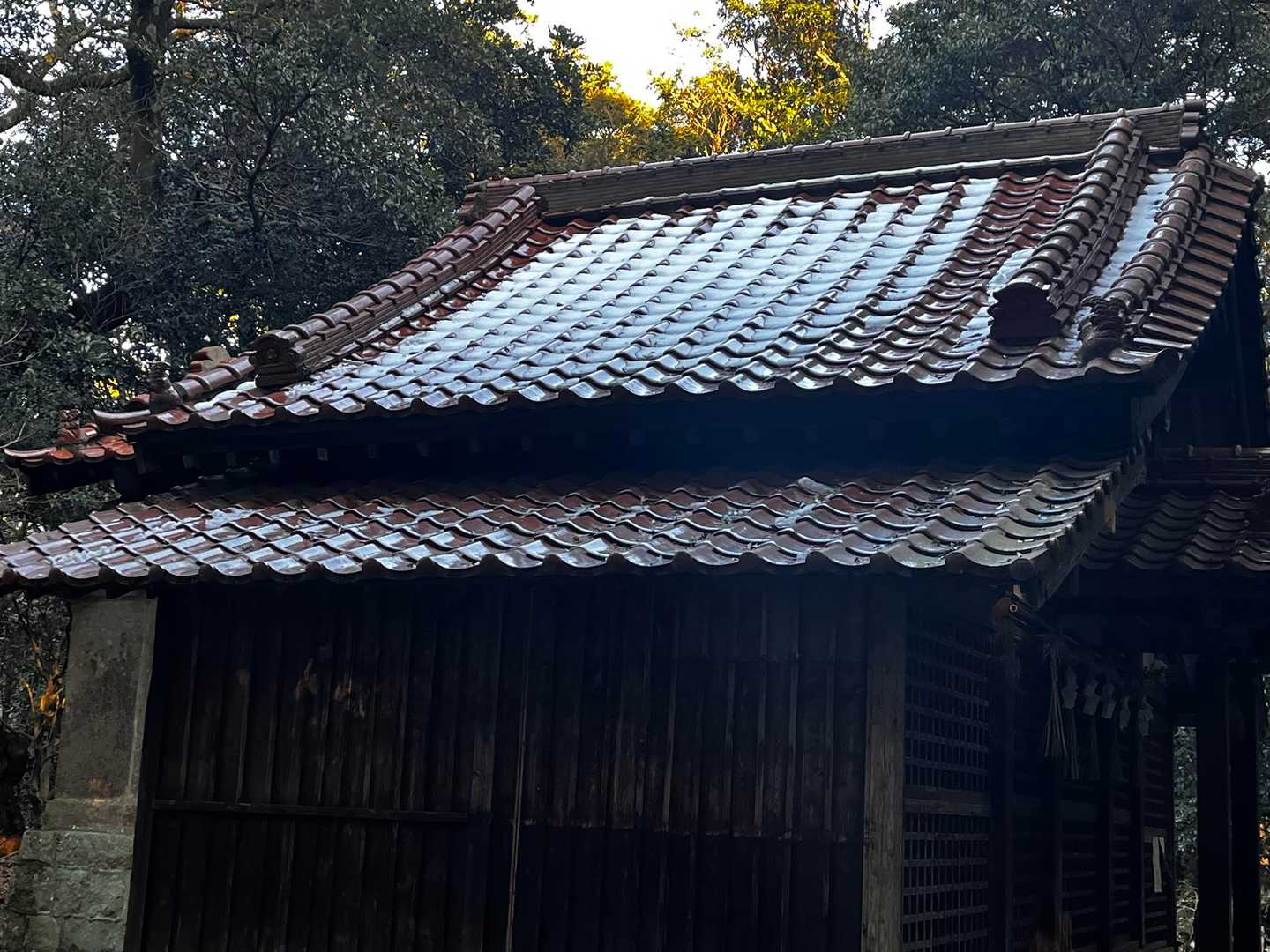 毘沙門堂の屋根には雪☃️