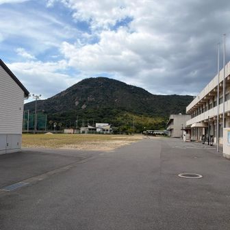 広島小中学校手前のカフェで昼食を取りました