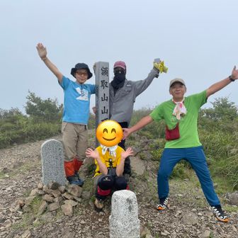 額取山に登頂*\(^o^)/* 
先着していた方から撮って頂きました。