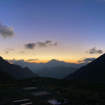 真ん中に鹿島槍。左に五竜岳。