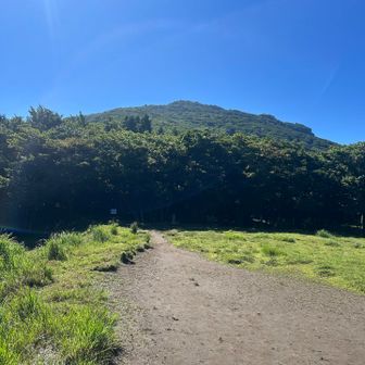 山頂前の広場。