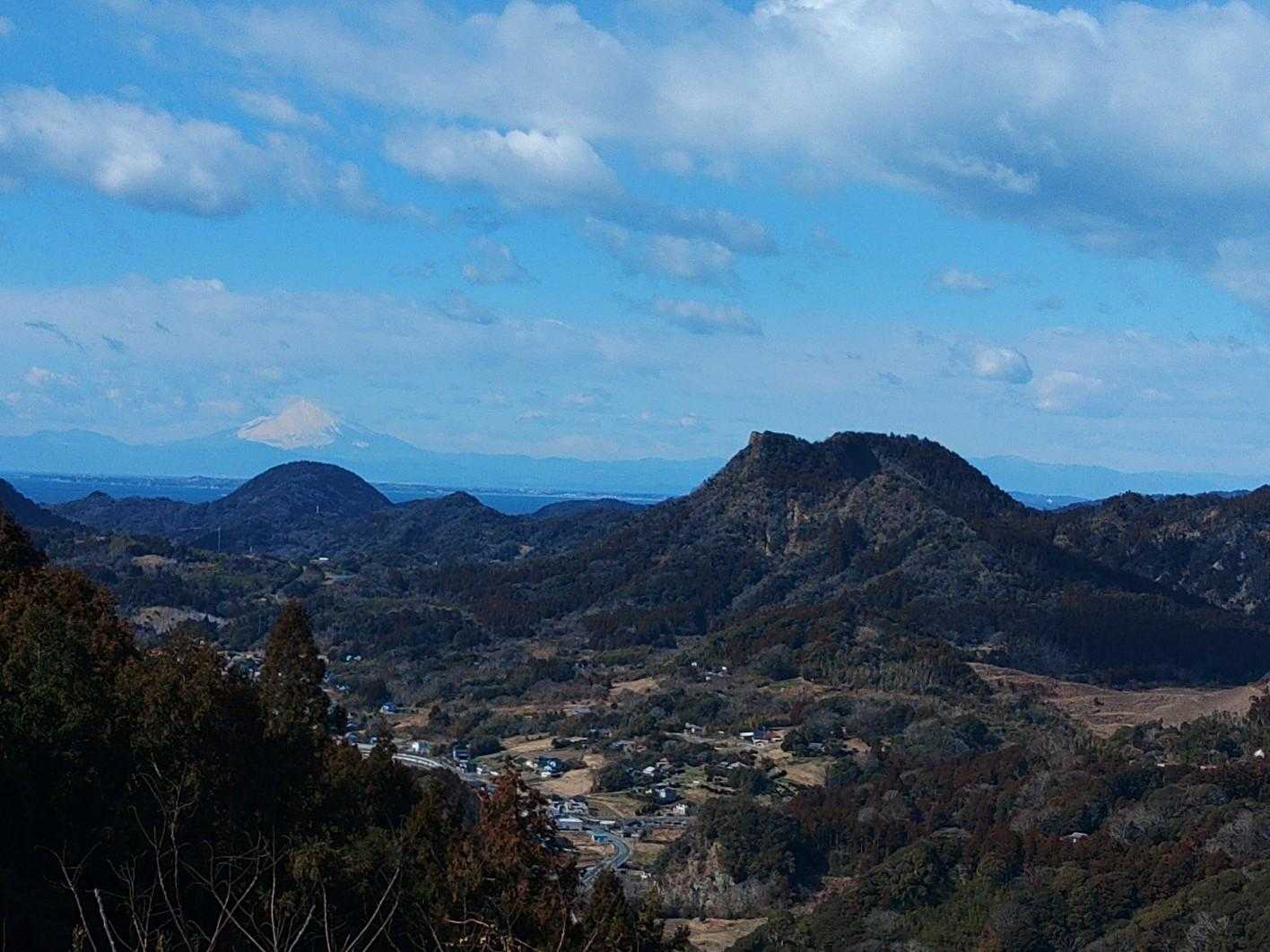 先ほど登った伊予ケ岳の向こうに富士山
いつも望む山梨県側からとは違った表情です